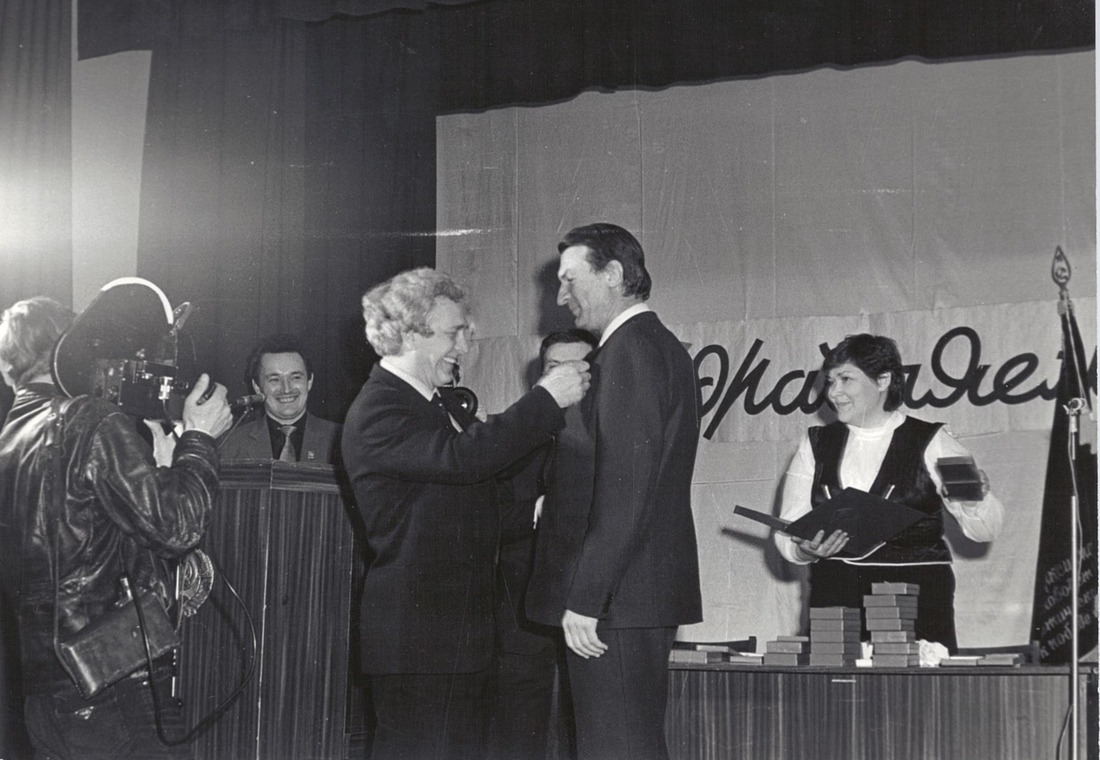 Иван Спиридонович Никоненко награжден орденом Ленина и Золотой медалью «Серп и молот».  1985 год