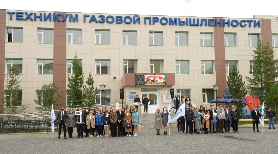 Студенты новоуренгойского техникума на торжественной линейке в День знаний