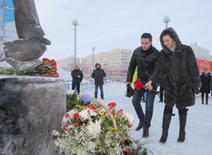 Возложение цветов к памятнику Владимира Семеновича Высоцкого в Новом Уренгое