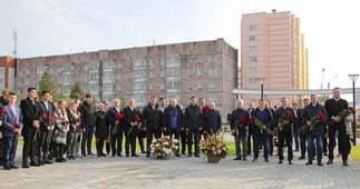 Церемония возложения цветов к бюсту бывшего министра газовой промышленности СССР Сабита Оруджева