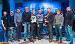 Победители чемпионата — команда "Ценный сплав" вместе с организаторами и гостями интеллектуального турнира