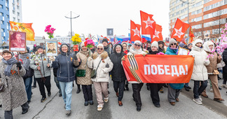 С портретами своих героев представители предприятия плечом к плечу прошли по центральному городскому проспекту