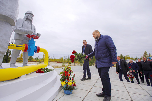 Газодобытчики возложили цветы к мемориалу в честь первооткрывателей Уренгойского месторождения, расположенному рядом с разведочной скважиной Р-2, открывшей всему миру Уренгойское нефтегазоконденсатное месторождение