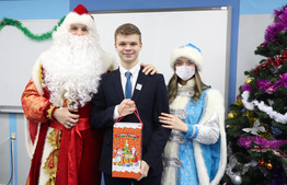 Ученик «Газпром-класса» принимает поздравления от Деда Мороза и Снегурочки