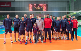 Волейбольная команда «ФАКЕЛ» и юный болельщик — Анатолий Мартыненко со своим папой