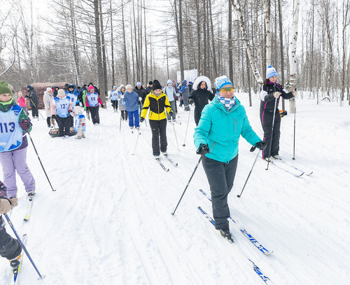 Участники лыжного забега, завершающего сезон
