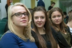 Ученицы "Газпром-классов" с интересом слушают информацию о природоохранной деятельности ООО "Газпром добыча Уренгой"