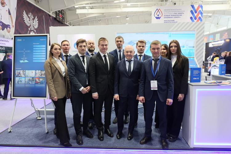 Представители «Газпром добыча Уренгой» у экспозиции компании на выставке «Газ. Нефть. Новые технологии — Крайнему Северу»