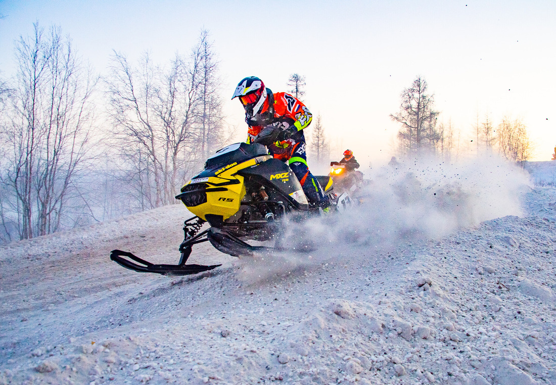 В соревнованиях по кроссу на снегоходах спортсмены Общества "Газпром добыча Уренгой" продемонстрировали высокий уровень подготовки и мастерство