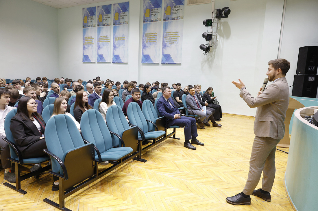 Молодой специалист ООО «Газпром добыча Уренгой» из числа выпускников техникума рассказал студентам об индивидуальной траектории успеха