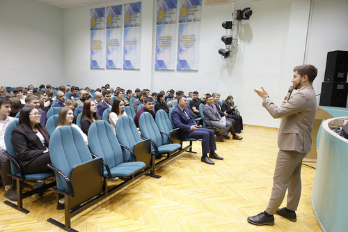 Молодой специалист ООО «Газпром добыча Уренгой» из числа выпускников техникума рассказал студентам об индивидуальной траектории успеха