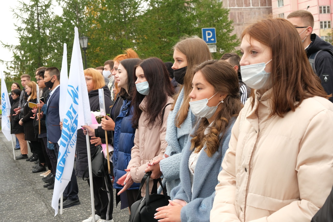 Студенты новоуренгойского техникума на торжественной линейке в День знаний