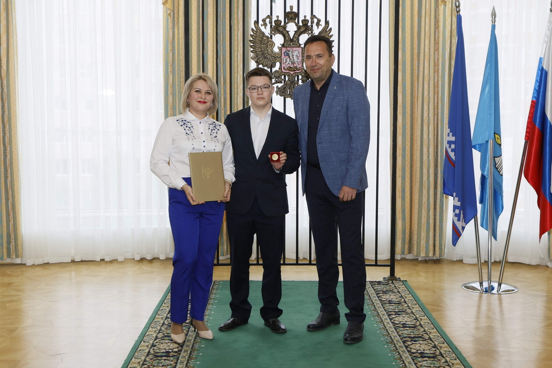 Глава города Новый Уренгой Андрей Воронов вручил золотую медаль выпускнику «Газпром-класса»