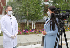 Корреспонденты телеканала «Первый Уренгойский» берут интервью у Дениса Филатова, заведующего инфекционным госпиталем по борьбе с новой коронавирусной инфекцией