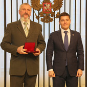 Губернатор Ямало-Ненецкого автономного округа Дмитрий Артюхов награждает Сергея Сабинина