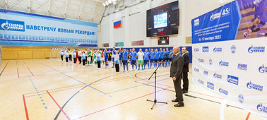 Генеральный директор ООО «Газпром добыча Уренгой» Александр Корякин выступил с приветственной речью на открытии турнира по мини-футболу