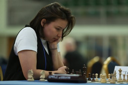 Шахматистка Анастасия Семенова продумывает сложную комбинацию