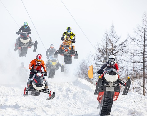 Около 80 гонщиков из разных городов России приняли участие в соревновательных заездах на снегоходах