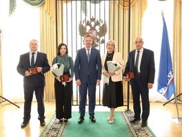 Награжденные работники ООО «Газпром добыча Уренгой» с главой города Новый Уренгой Антоном Колодиным (в центре)
