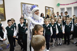 Хоровод вокруг новогодней елки объединил учеников Филофеевской гимназии разных возрастов