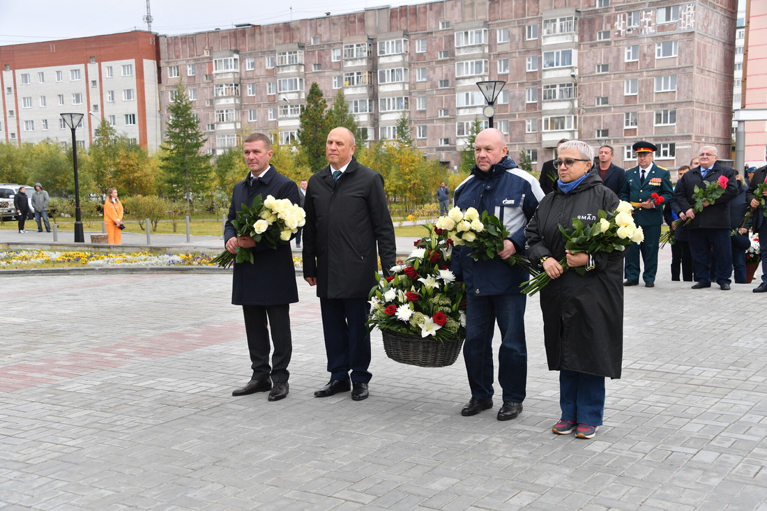 Возложение цветов к бюсту Оруджева