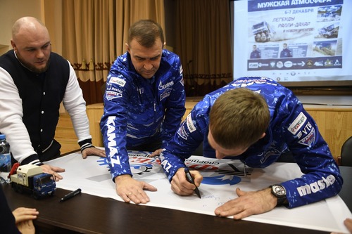 Автограф-сессия в Управлении технологического транспорта и специальной техники ООО «Газпром добыча Уренгой»