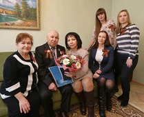 Работники ООО "Газпром добыча Уренгой" поздравляли ветеранов на дому