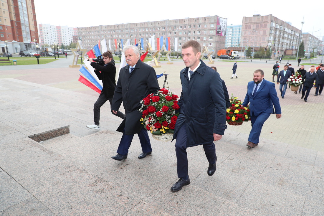 Заместитель генерального директора по перспективному развитию ООО «Газпром добыча Уренгой» Игорь Игнатов и Глава города Новый Уренгой Иван Костогриз