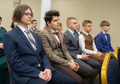 С награждения памятными подарками от имени руководства ООО «Газпром добыча Уренгой» начался торжественный вечер для выпускников «Газпром-класса»