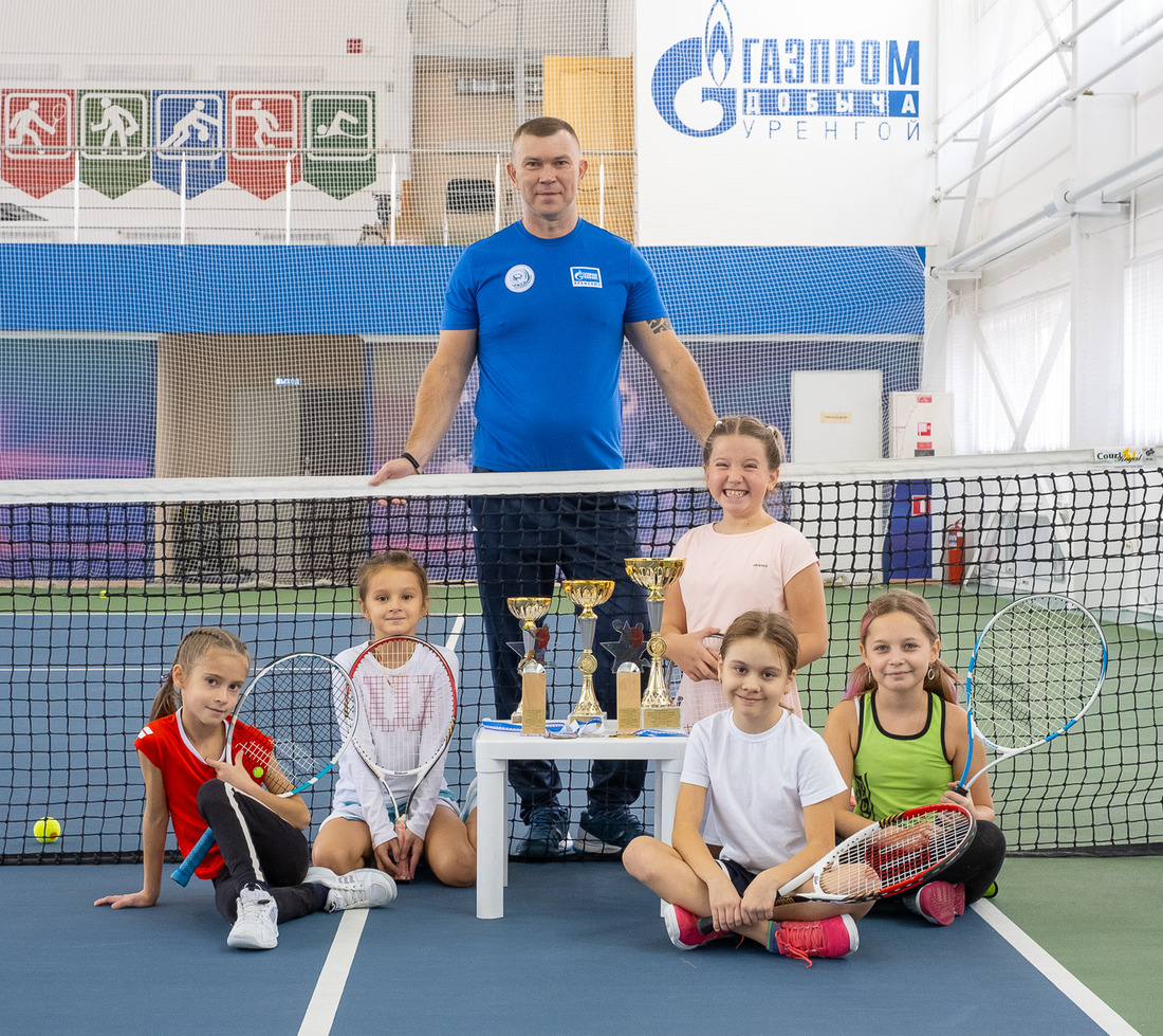 Юные теннисистки с тренером, Дмитрием Стоговым