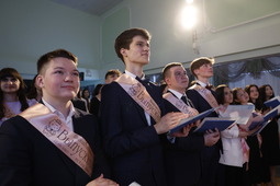 В новоуренгойской школе «Земля родная» прошла церемония вручения аттестатов выпускникам «Газпром-класса», курируемого ООО «Газпром добыча Уренгой»