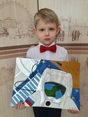 Руслан Казаченко с рисунком "В открытом космосе"
