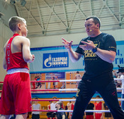 Мастер-класс по боксу для новоуренгойских спортсменов провел чемпион России и мира по боксу