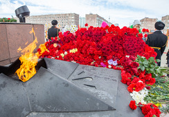 9 мая руководители газодобывающей компании и профсоюзной организации, а также филиалов Общества возложили цветы к Вечному огню на Площади Памяти и почтили минутой молчания память павших на полях сражений.