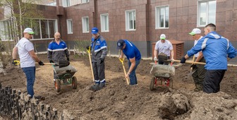 При уборке территории работники «Газпром добыча Уренгой» проявили слаженность и командный дух
