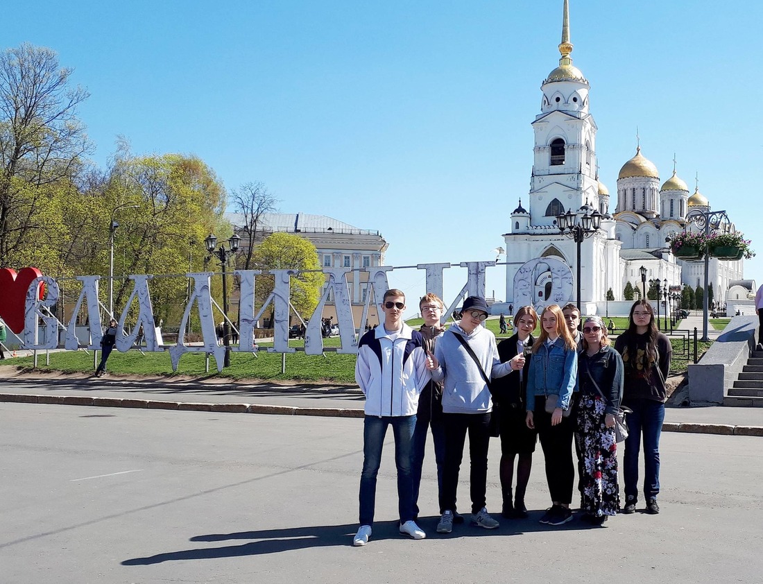 Во Владимире ребята посетили выдающийся памятник древнерусского зодчества — Успенский собор, полюбовались Золотыми воротами