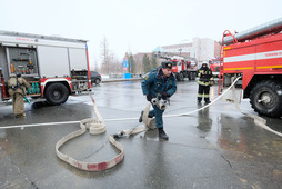 Во время учений пожарные отработали методы ликвидации возгорания, способы эвакуации пострадавших и оказания первой медицинской помощи