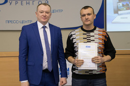 Председатель ППО ООО "Газпром добыча Уренгой" Игорь Дубов вручает диплом победителю конкурса на лучшуу фотографию