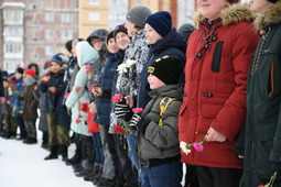 Юные новоуренгойцы в знак памяти о героическом прошлом советского народа возложили цветы к Вечному огню