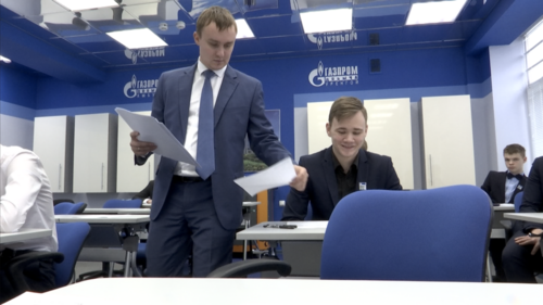 Представители Управления кадров и социального развития Общества «Газпром добыча Уренгой» раздали школьникам бланки с заданиями