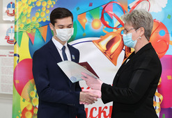 Директор школы «Земля родная» Светлана Боцян вручала выпускникам аттестаты с соблюдением всех мер безопасности