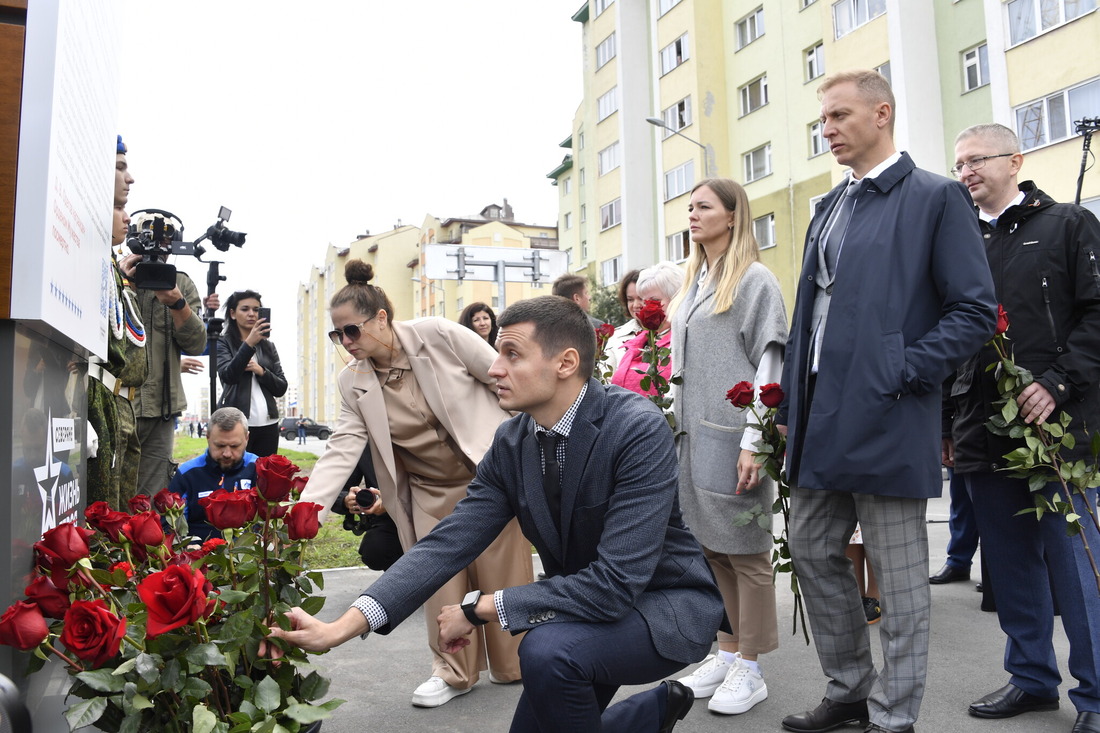 Почтить память Дмитрия Одегова пришли представители городской общественности, коллеги и сослуживцы героя