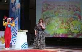 Участников мероприятия приветствует начальник "Центра раннего эстетического развития" Ольга Бачерикова