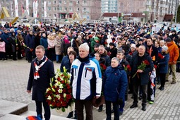 Вечный огонь символизирует память народа о павших героях, борцах за свободу и честь Родины