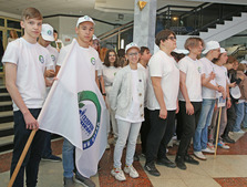 Экоактивисты третьей смены передали знамя — официальный символ отряда — в Музей истории ООО «Газпром добыча Уренгой»