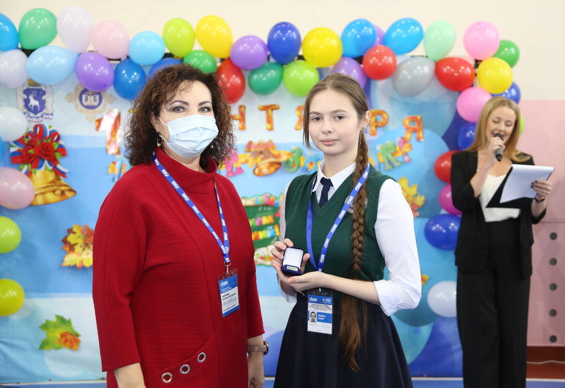 Представители ООО «Газпром добыча Уренгой» вручили гимназистам десятого класса корпоративные значки участников проекта «Будущее вместе — Духовное наследие»