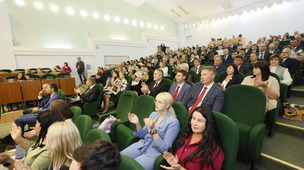 Участники церемонии награждения в Администрации города Новый Уренгой