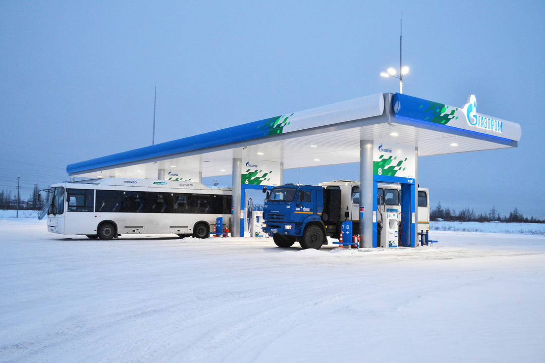 Пункт заправки транспортных средств природным газом ООО «Газпром газомоторное топливо». Здесь заправляются сотни единиц техники Общества «Газпром добыча Уренгой» и компаний-партнеров.