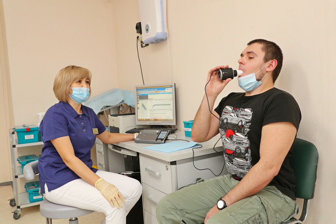 Медицинская сестра врача функциональной диагностики Гузалия Саитова проводит обследование органов дыхания пациента