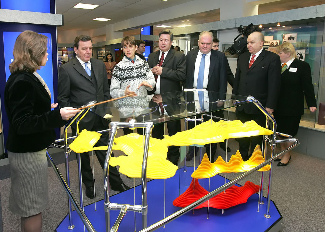 В рамках визита делегация во главе с Герхардом Шрёдером, федеральным канцлером ФРГ с 1998 по 2005 гг., посетила Музей трудовой славы ООО «Уренгойгазпром»